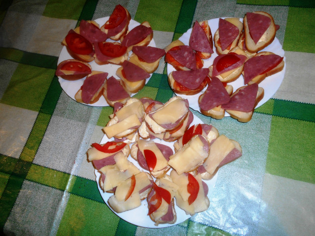 Обои картинки фото еда, бутерброды,  гамбургеры,  канапе, хлеб, колбаса, сыр, помидоры, томаты