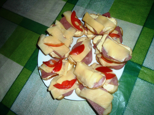 Обои картинки фото еда, бутерброды,  гамбургеры,  канапе, хлеб, колбаса, сыр, помидоры, томаты