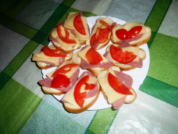 Обои картинки фото еда, бутерброды,  гамбургеры,  канапе, хлеб, колбаса, сыр, помидоры, томаты