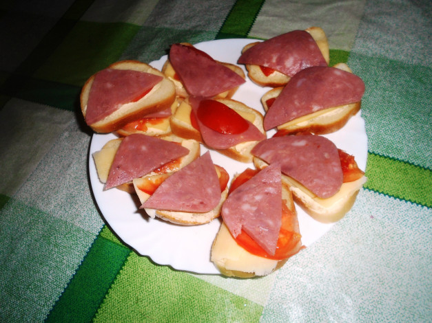 Обои картинки фото еда, бутерброды,  гамбургеры,  канапе, хлеб, колбаса, сыр, помидоры, томаты