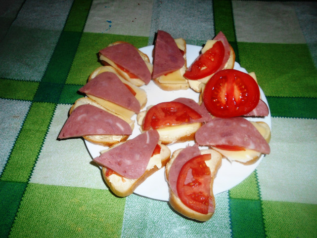 Обои картинки фото еда, бутерброды,  гамбургеры,  канапе, хлеб, колбаса, сыр, помидоры, томаты