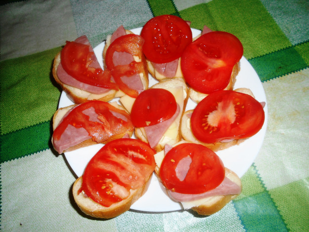 Обои картинки фото еда, бутерброды,  гамбургеры,  канапе, хлеб, колбаса, сыр, помидоры, томаты