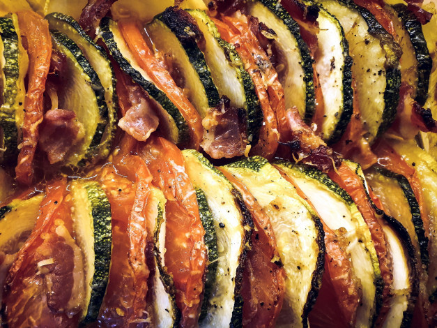 Обои картинки фото еда, овощи, бекон, кабачки, помидоры