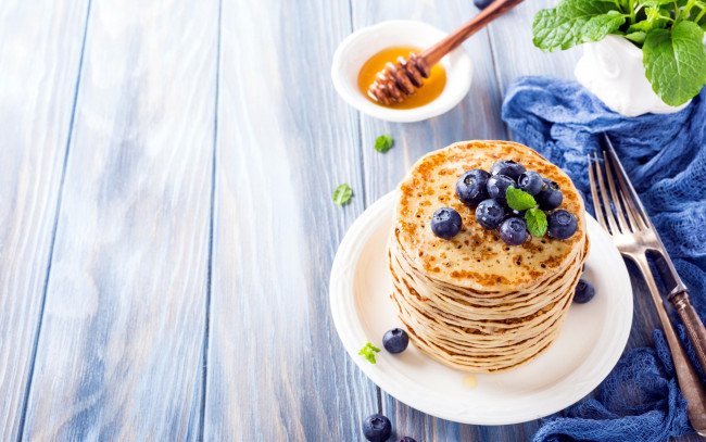 Обои картинки фото еда, блины,  оладьи, черника, мед
