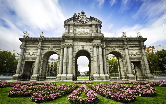 Обои картинки фото города, - исторические,  архитектурные памятники, испания, мадрид, достопримечательности, puerta, de, alcala, площадь, независимости, город, ворота, алькала, арка, туризм, путешествия