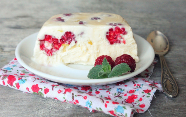 Обои картинки фото еда, мороженое,  десерты, ягоды, десерт, тарелка, мята, малина, ложка