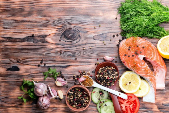 Обои картинки фото еда, рыба,  морепродукты,  суши,  роллы, укроп, перец, форель, чеснок