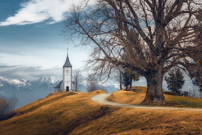 Обои картинки фото города, - православные церкви,  монастыри, cловения, церковь, пейзаж, снежные, вершины, деревья