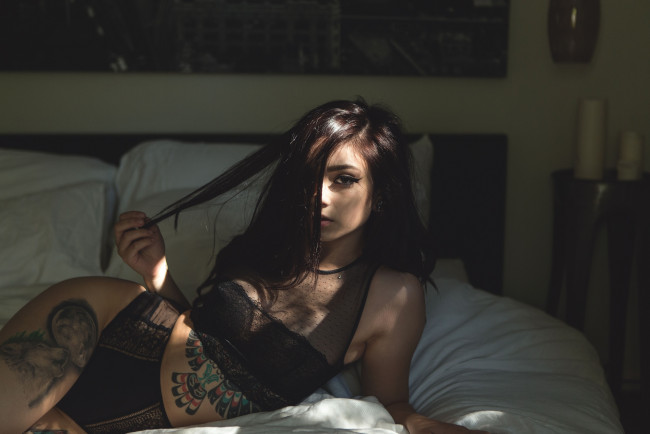 Обои картинки фото taylor white, девушки, taylor, white, девушка, модель, брюнетка, красотка, макияж, взгляд, татуировка, тату, поза