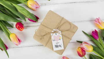 Картинка праздничные подарки+и+коробочки тюльпаны подарок записка