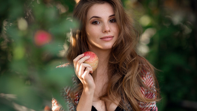 Обои картинки фото anna fedotova, девушки, анна федотова, anna, fedotova, яблоко, шатенка, портрет, лицо, анна, федотова, веснушки, девушка, модель, красотка, красавица, флирт, стройная, фигура, сексуальная, секси, поза, взгляд, макияж