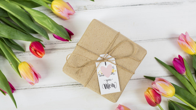 Обои картинки фото праздничные, подарки и коробочки, тюльпаны, подарок, записка