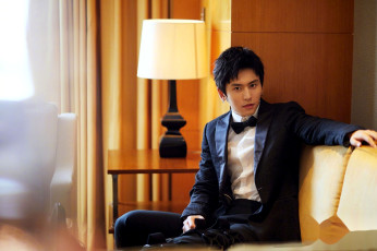 Картинка мужчины zhang+zhehan актер костюм торшер диван