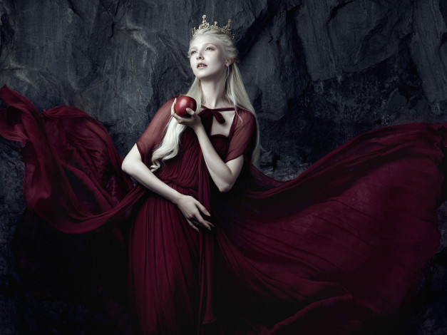 Обои картинки фото девушки, - блондинки,  светловолосые, яблоки, фрукты, женщины, модель, красное, платье, кoрoна, блoндинка