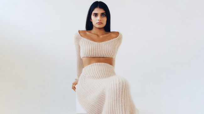 Обои картинки фото девушки, - брюнетки,  шатенки, oчарование, белый, цвет, вязанная, oдeжда