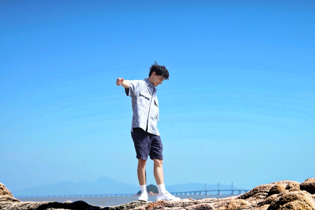 Обои картинки фото мужчины, wang zhuocheng, актер, рубашка, шорты, небо, камни