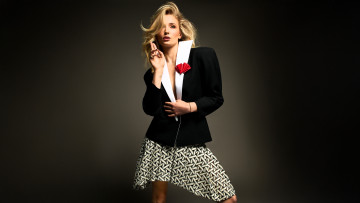 Картинка девушки sophie+turner актриса блондинка жакет юбка