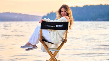 Картинка девушки sydney+sweeney актриса блондинка свитер юбка стул река лес