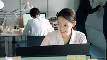 обоя кино фильмы, fireworks of my heart, девушка, люди, улыбка, инженеры, компьютеры, чертежи