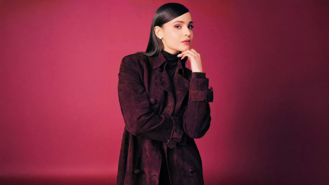 Обои картинки фото девушки, sofia carson, актриса, брюнетка, плащ