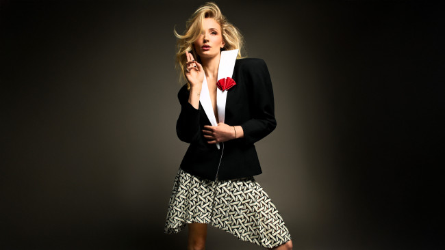 Обои картинки фото девушки, sophie turner, актриса, блондинка, жакет, юбка