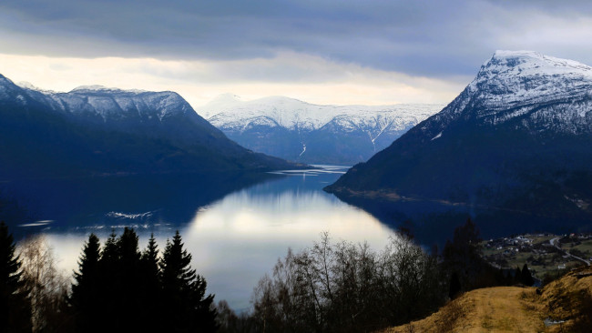 Обои картинки фото природа, реки, озера, горы, снег, тучи, река, деревья, селение