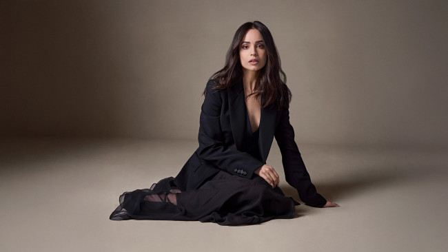 Обои картинки фото сексуальная девушка, девушки, - брюнетки,  шатенки, девушка, женщина, брюнетка, темноволосая, сексуальная, модель, звезда, позирует, разная, обувь, верхняя, стильная, одежда, нижнее, эротическое, бельё, трусы, лифчик, колготки, чулки, аксессуары, макияж, и, множество, элементов, на, фотографии