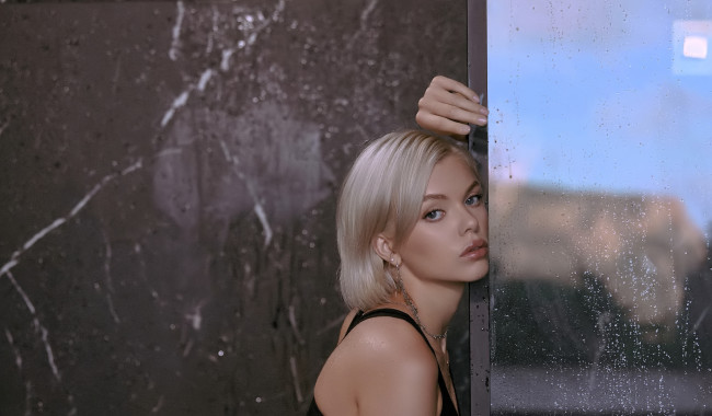Обои картинки фото девушки, - лица,  портреты, блондинка, лицо, топ, окно, дождь