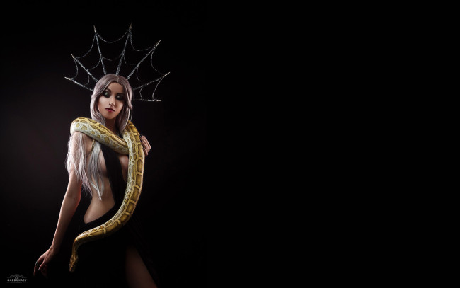 Обои картинки фото девушки, valery himera , lera himera, блондинка, паутина, змея, наряд