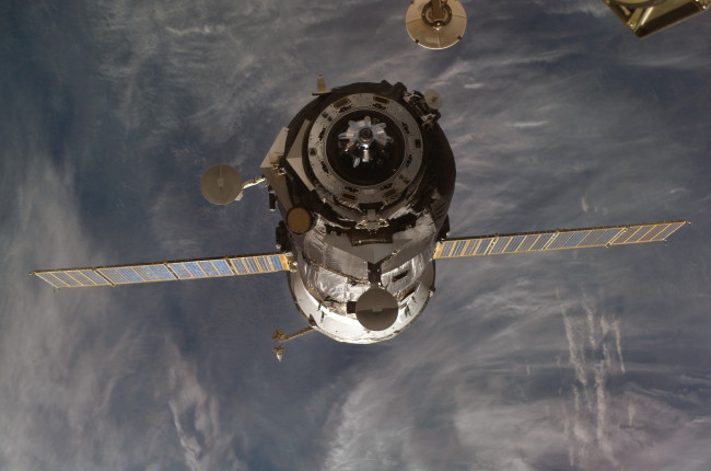 Обои картинки фото космос, космические, корабли, станции, спутник, планета, локаторы, батареи, орбита