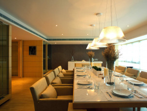 Картинка интерьер столовая стол стулья посуда подушки