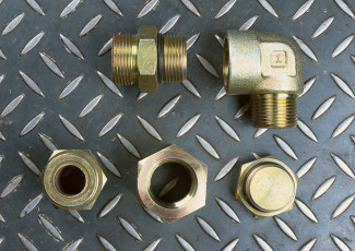 Картинка разное строительные инструменты запчасти механизмы ниппель заглушка угольник гайки резьба