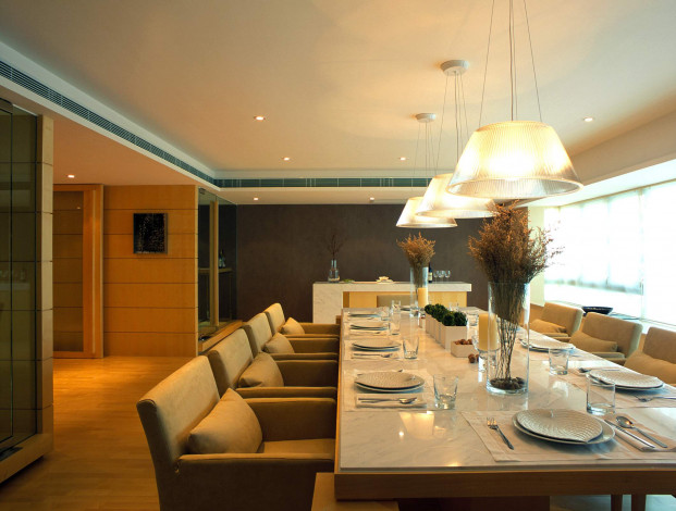 Обои картинки фото интерьер, столовая, стол, стулья, посуда, подушки