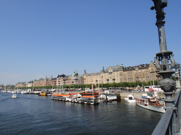 Обои картинки фото города, стокгольм, швеция, река, лодки, дома