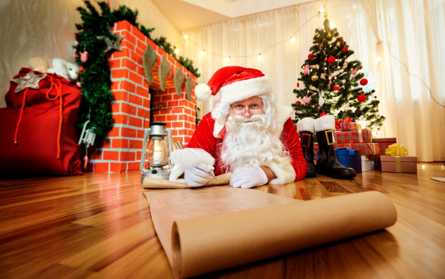 Обои картинки фото праздничные, дед мороз,  санта клаус, санта-клаус, занавески, дед, мороз, борода, гирлянда, праздник, бумага, ёлка, игрушки, свиток, новый, год, носки, шуба, сапоги, красная, лампа, шапка, коробки, рождество, мешок, керосинка, очки, камин, лежит