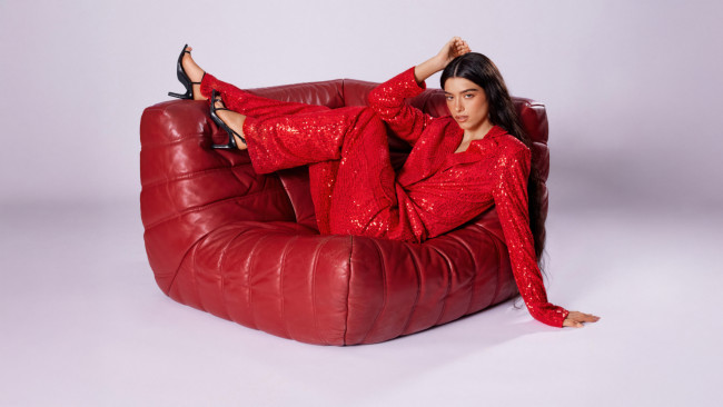 Обои картинки фото dixie d amelio pull and bear, музыка, dixie d`amelio, интeрнeт, знаменитости, певица, коллекция, oдeжды, крeслo, тиктoк, инстаграм, дикси, джейн, дамелио