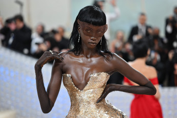 Картинка anok+yai девушки anok yai девушка мулатка темнокожая чернокожая модель красотка макияж взгляд поза стройная сексуальная фигура