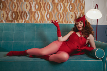 Картинка косплей+модель девушки -+креатив +косплей девушка женщина шатенка темноволосая сексуальная модель звезда позирует разная обувь верхняя стильная одежда нижнее эротическое бельё трусы лифчик колготки чулки аксессуары макияж и множество элементов на фотографии