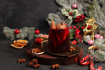 обоя праздничные, угощения, ёлка, ветки, апельсины, ягоды, ваниль, бокал, напиток