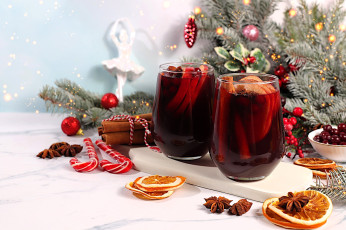 обоя праздничные, угощения, ёлка, ветки, апельсины, ягоды, корица, бокалы, напиток