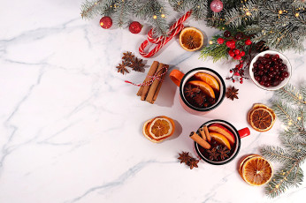 обоя праздничные, угощения, ёлка, ветки, апельсины, ягоды, корица, чашки, напиток