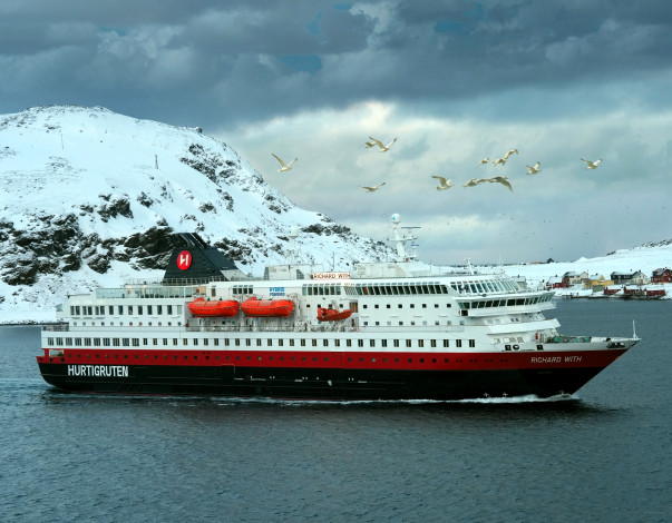 Обои картинки фото корабли, теплоходы, теплоход, море, горы, снег, зима, чайки, берег, норвегия