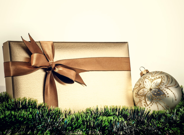 Обои картинки фото праздничные, подарки и коробочки, подарок, коробка, лента, шарик, мишура