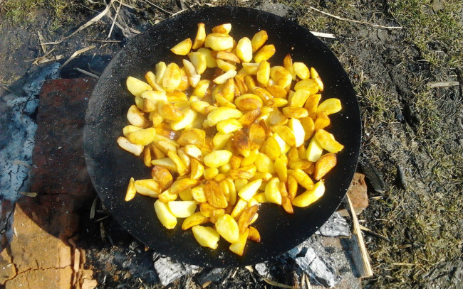 Обои картинки фото еда, картофель, костер, сковорода, ломтики