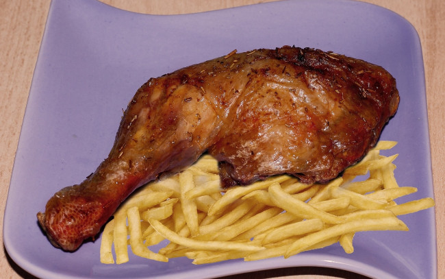 Обои картинки фото еда, мясные блюда, картофель, фри, жареная, куриная, ножка