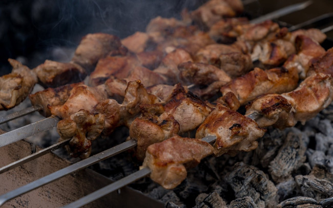 Обои картинки фото еда, шашлык,  барбекю, угли, шампуры