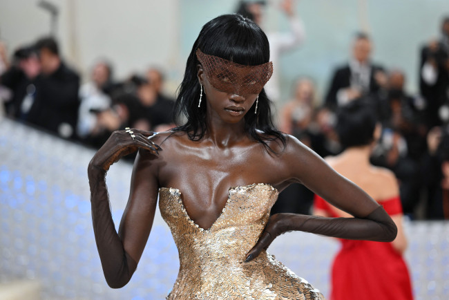 Обои картинки фото anok yai, девушки, anok, yai, девушка, мулатка, темнокожая, чернокожая, модель, красотка, макияж, взгляд, поза, стройная, сексуальная, фигура