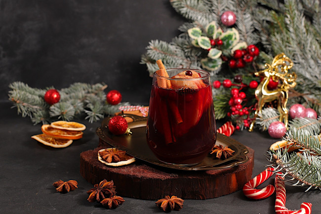 Обои картинки фото праздничные, угощения, ёлка, ветки, апельсины, ягоды, ваниль, бокал, напиток