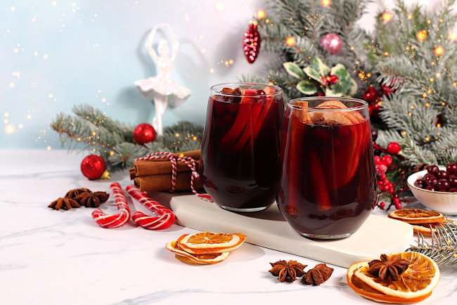 Обои картинки фото праздничные, угощения, ёлка, ветки, апельсины, ягоды, корица, бокалы, напиток