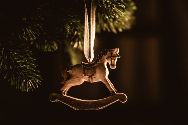 Обои картинки фото праздничные, украшения, лошадка, украшение, ёлка
